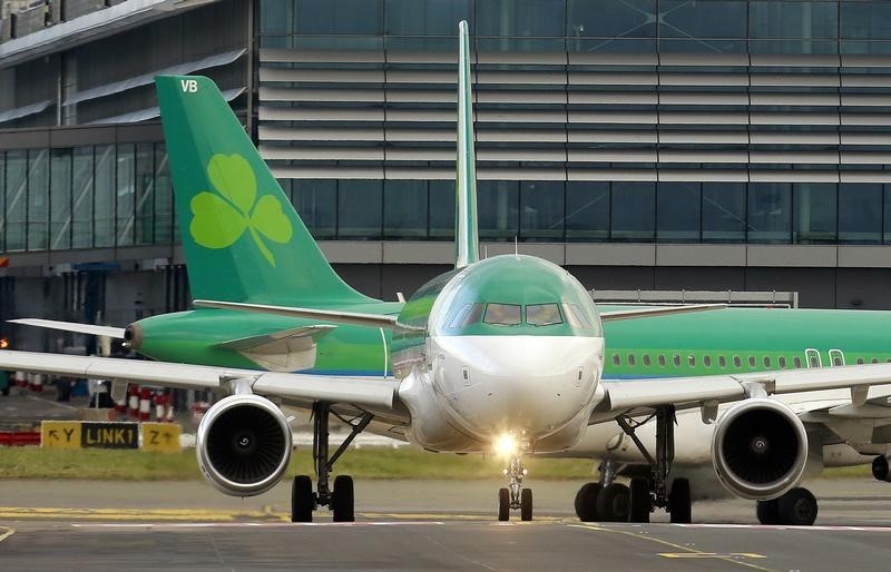 © Reuters. An Aer Lingus plane taxis before take off at Dublin airport