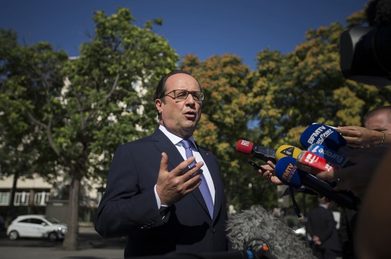 © Reuters. FRANÇOIS HOLLANDE SALUE LES NOUVELLES PROPOSITIONS DU GOUVERNEMENT GREC