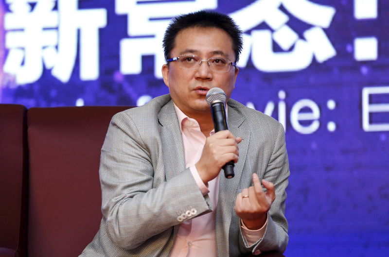 © Reuters. Patrick Liu, president of the digital entertainment unit of Alibaba Group, speaks at a session during the 18th Shanghai International Film Festival, in Shanghai