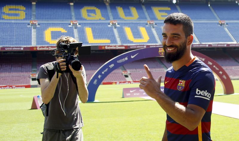 © Reuters. No soy un sustituto de Xavi, dice el nuevo fichaje del Barca Arda