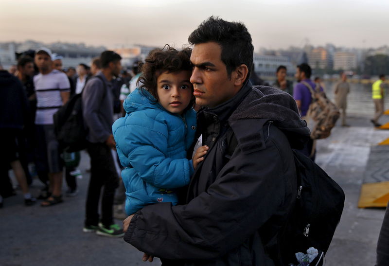 © Reuters. Refugiados sírios no porto de Piraeus, próximo a Atenas