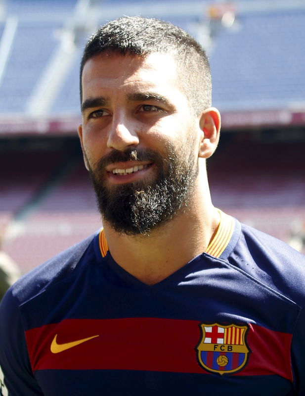 © Reuters. Novo meia do Barcelona Arda Turan