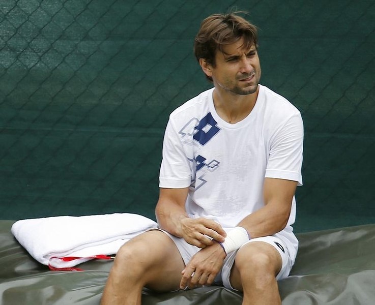 © Reuters. David Ferrer, lesionado, es baja para el partido de Davis contra Rusia