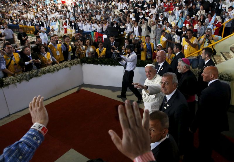© Reuters. El Papa se despide de Bolivia con una visita a una peligrosa cárcel