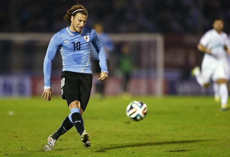 © Reuters. Diego Forlán vuelve a Uruguay para jugar en Peñarol