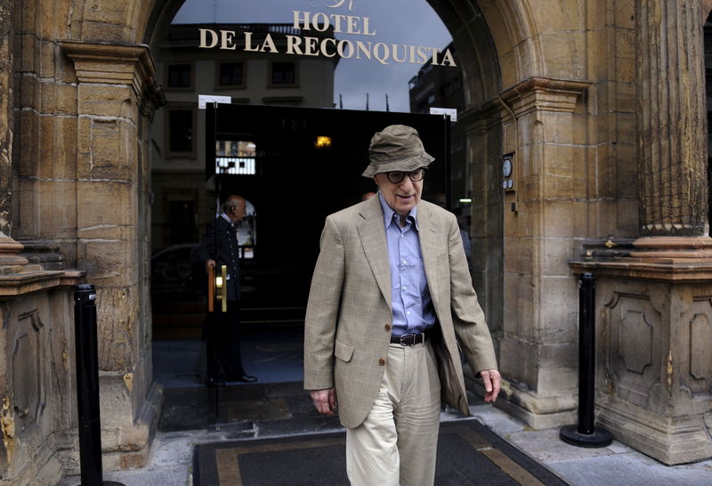 © Reuters. Woody Allen deixa hotel em Oviedo, Espanha