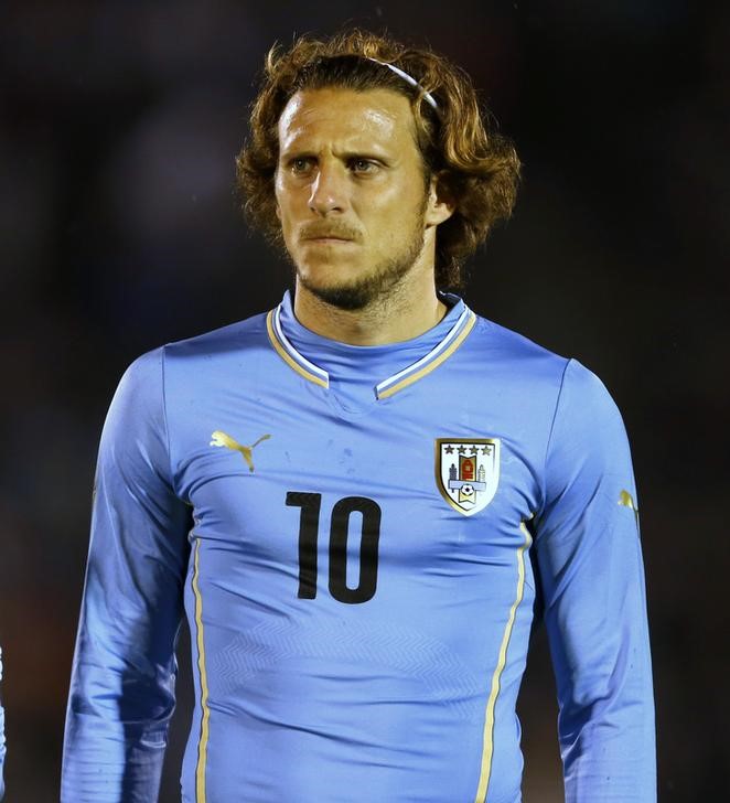 © Reuters. Diego Forlán em partida da seleção do Uruguai