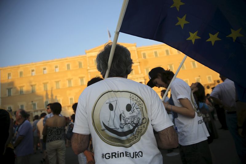 © Reuters. Um manifestante usa camiseta em favor da manutenção da Grécia na zona do euro