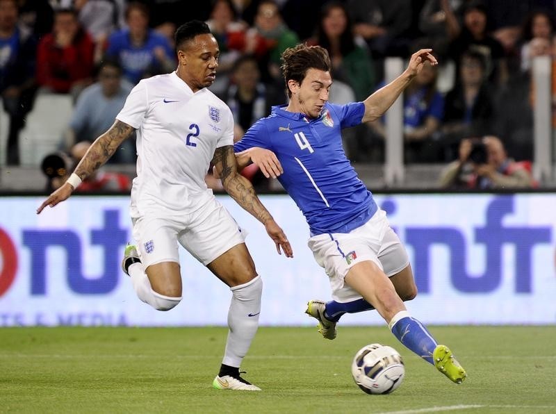 © Reuters. Italy's Matteo Darmian fights for the ball with England's Nathaniel Clyne during their international friendly soccer match in Turin