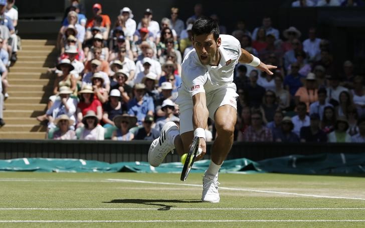 © Reuters. Novak Djokovic contra Richard Gasquet na semifinal de Wimbledon