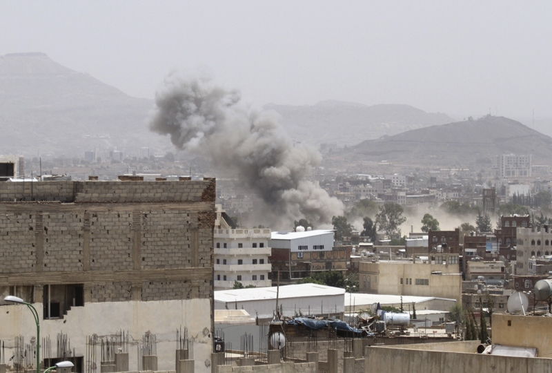 © Reuters. الأطراف المتحاربة باليمن توافق على هدنة والقتال يستعر