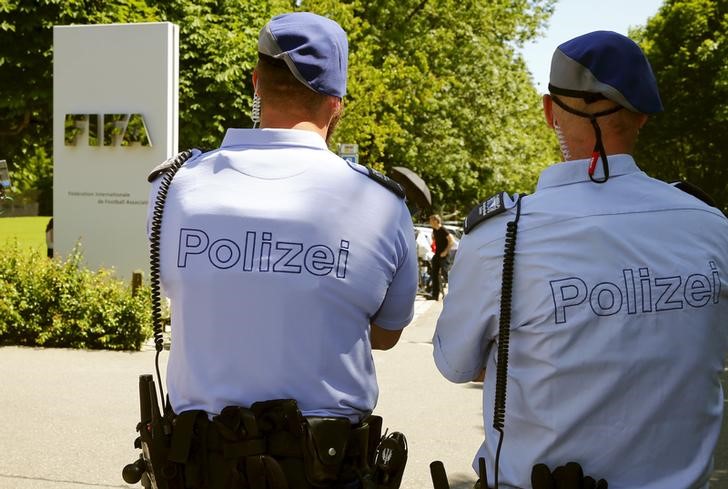 © Reuters. Policiais em frente à sede da Fifa em Zurique