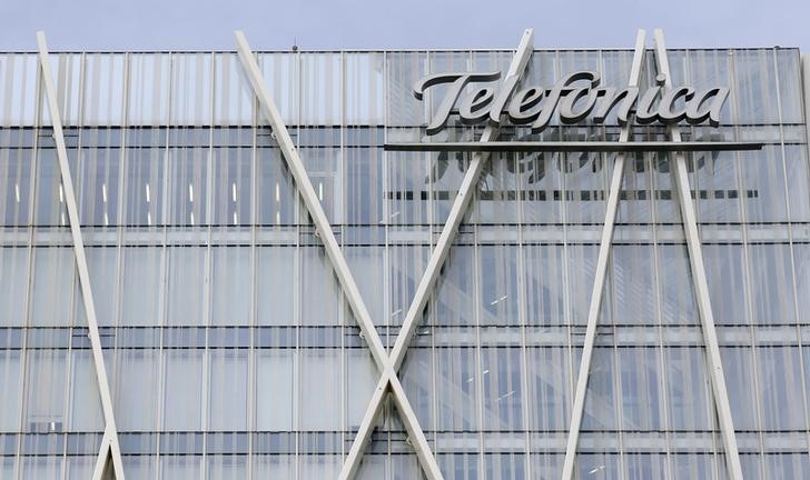 © Reuters. Telefónica compra derechos TV de pago de la Liga española por 600 mlns euros