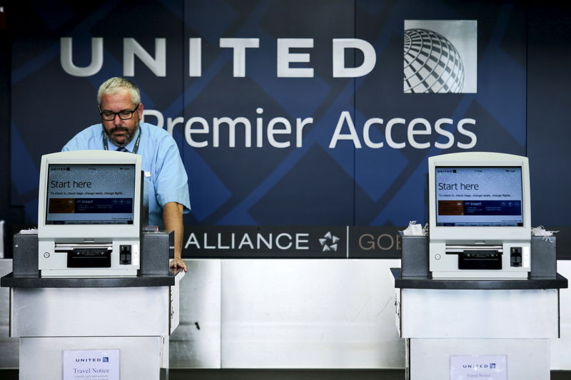 © Reuters. A United Airlines worker checks computers in their counters at the Newark Liberty International Airport in New Jersey
