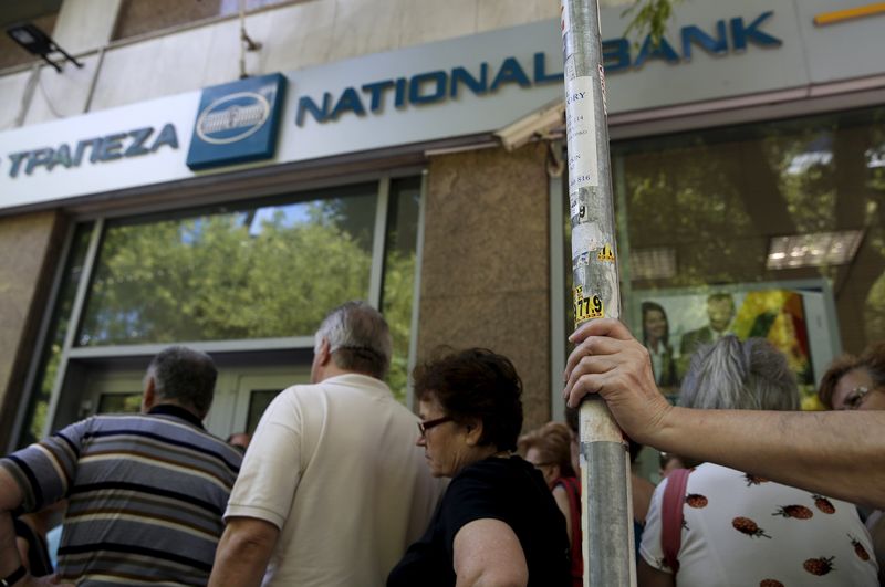 © Reuters. Pensionati in coda davanti ad uno sportello bancario