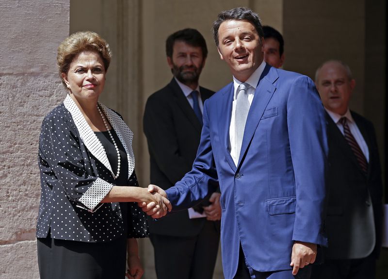 © Reuters. Presidente Dilma Rousseff e premiê italiano, Matteo Renzi, em Roma