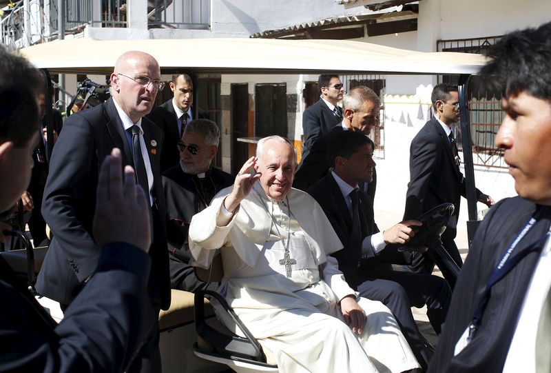 © Reuters. Papa Francisco acena ao deixar presídio na Bolívia