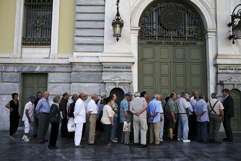 © Reuters. أغلبية ساحقة من اليونانيين يريدون الاحتفاظ بعملة اليورو