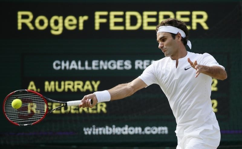 © Reuters. Roger Federer enfrenta Andy Murray na semifinal de Wimbledon