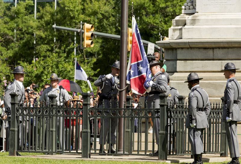 © Reuters. Bandeira dos confederados é removida da sede do governo estadual da Carolina do Sul, em Columbia