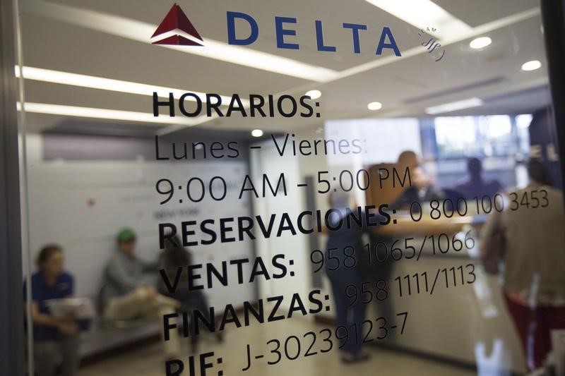 © Reuters. Customers wait their turn to be served at at the Delta airlines office in Caracas