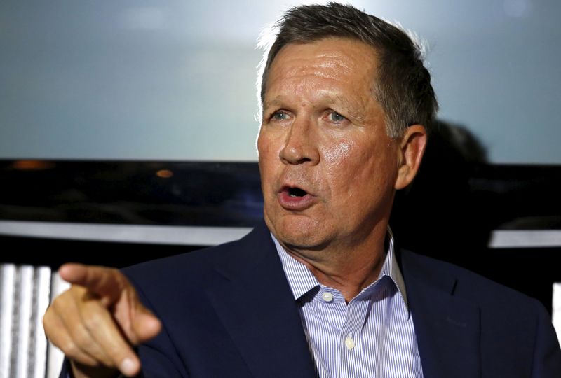 © Reuters. Republican Ohio Governor John Kasich gestures at a news conference