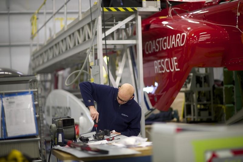 © Reuters. Aircraft technician assembles an S-92A helicopter ordered by the coastguard at Sikorsky Global Helicopters in Coatesville, Pennsylvania