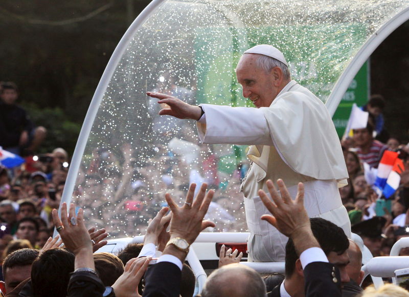 © Reuters. Papa Francisco cumprimenta multidão no Paraguai 