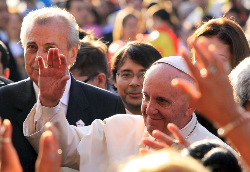 © Reuters. Papa Francisco acena para multidão em Assunção