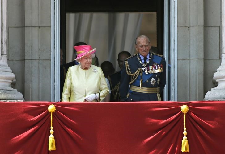 © Reuters. لقطات تلفزيونية تُظهر الأمير فيليب زوج ملكة بريطانيا وهو يسب مصورا