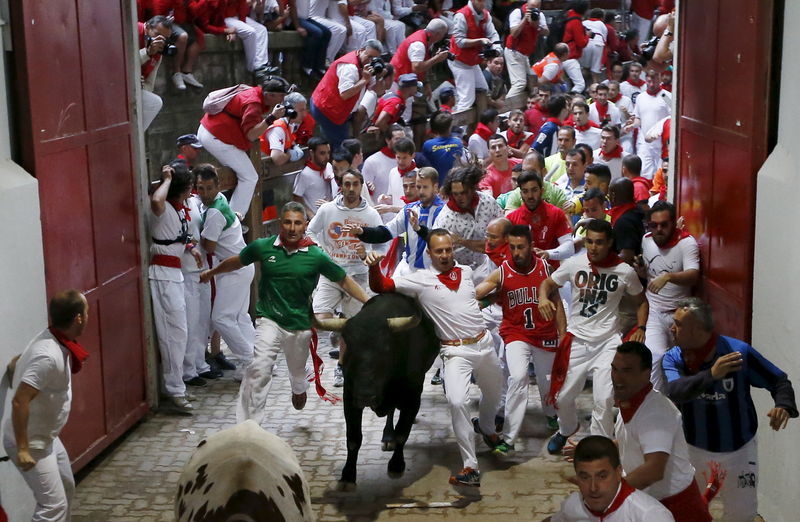 © Reuters. Cuatro corneados en un accidentado y multitudinario encierro de Sanfermines