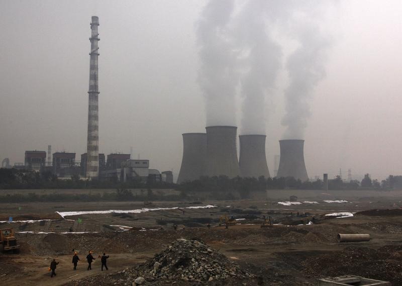 © Reuters. Un acuerdo climático en París debe anticipar el fin de la economía del carbono, según economistas