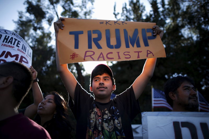 © Reuters. People protest outside the Luxe Hotel, where Republican presidential candidate Donald Trump was expected to speak in Brentwood, Los Angeles