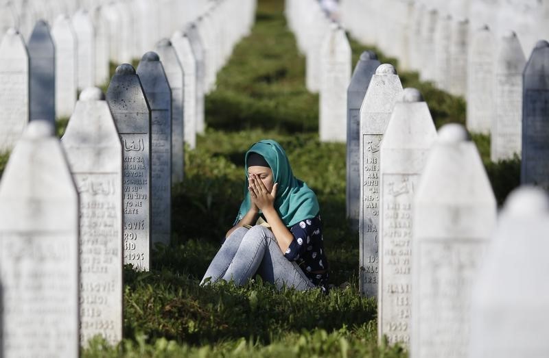 © Reuters. Bosnia recuerda Srebrenica 20 años después, aún buscando a los muertos 