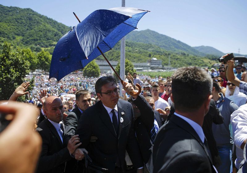 © Reuters. LE PREMIER MINISTRE SERBE CHASSÉ DES CÉRÉMONIES DE SREBRENICA