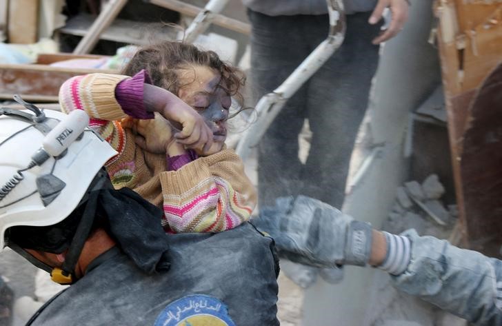 © Reuters. المرصد:28 قتيلا في غارة جوية للجيش السوري على بلدة الباب
