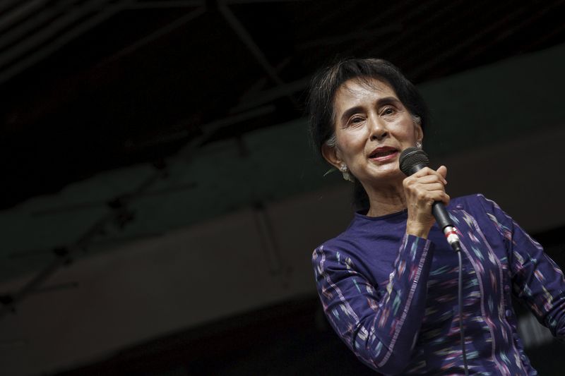 © Reuters. Suu Kyi speaks in Warheinkha village 