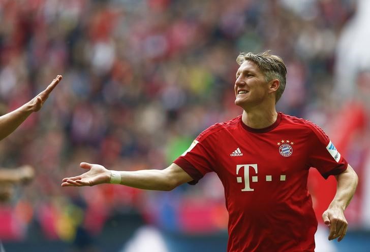 © Reuters. El centrocampista alemán Schweinsteiger deja el Bayern por el Manchester