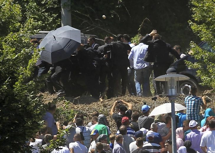 © Reuters. صربيا تصف رشق رئيس وزرائها بالحجارة بأنه "محاولة اغتيال"
