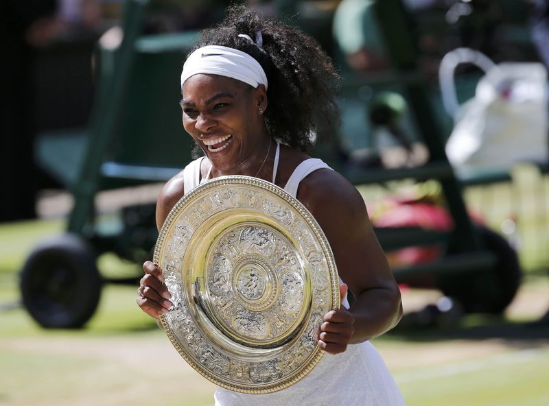 © Reuters. Serena Williams of the U.S.A shows off the trophy after winning her Women's Final match against Garbine Muguruza of Spain at the Wimbledon Tennis Championships in London