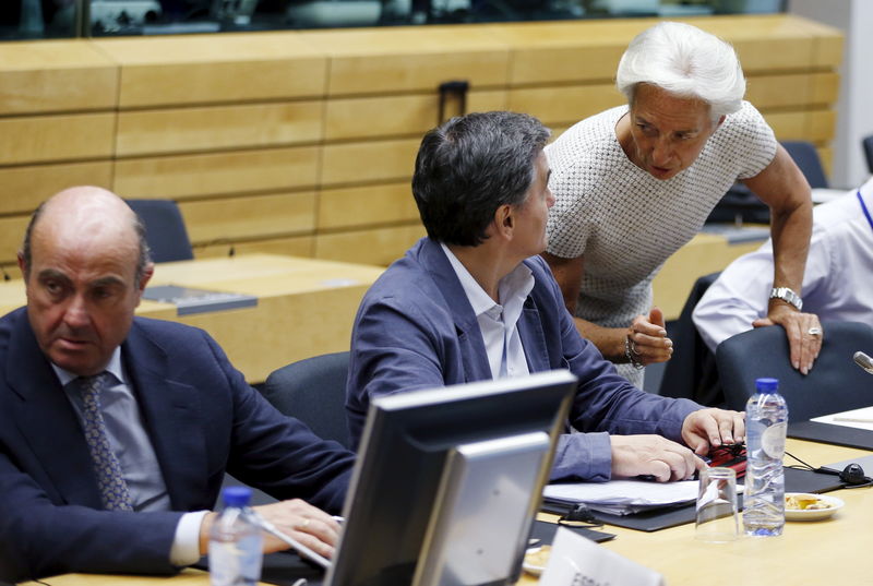 © Reuters. Spain's Economy Minister de Guindos, Greek Finance Minister Tsakalotos and IMF Managing Director Lagarde attend an euro zone finance ministers meeting in Brussels