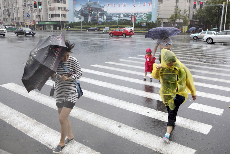 © Reuters. Un tifón azota China tras la evacuación de más de 1 millón de personas