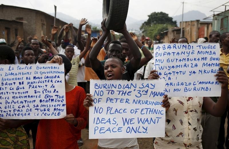 © Reuters. Protesters who are against Burundi President Pierre Nkurunziza and his bid for a third term march in Bujumbura