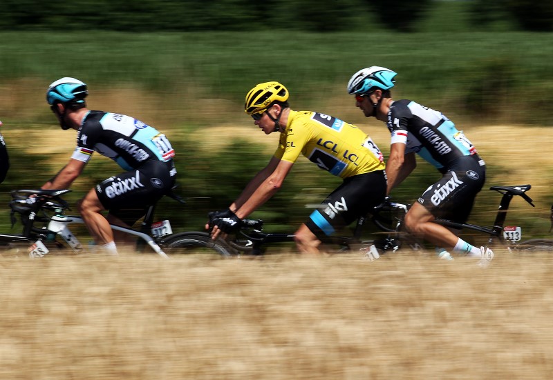 © Reuters. El francés Vuillermoz gana la octava etapa del Tour, Froome sigue líder