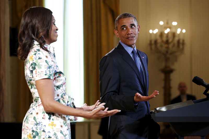 © Reuters. Obama jokes about enjoying guacamole as he joins the first lady to welcome children to a Kids' State Dinner at the White House in Washington