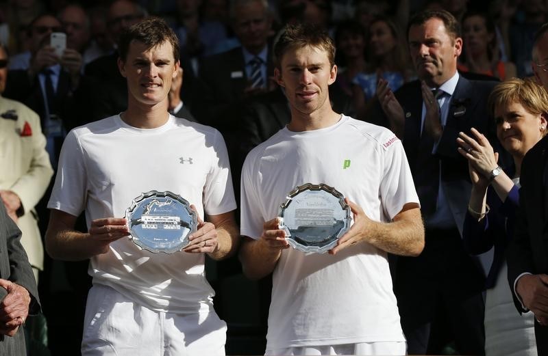 © Reuters. Jamie Murray and John Peers (R) show their trophies after losing their Men's Doubles Final match against Horia Tecau and Jean-Julien Rojer as Scotland's First Minister Nicola Sturgeon (R) claps at the Wimbledon Tennis Championships in London