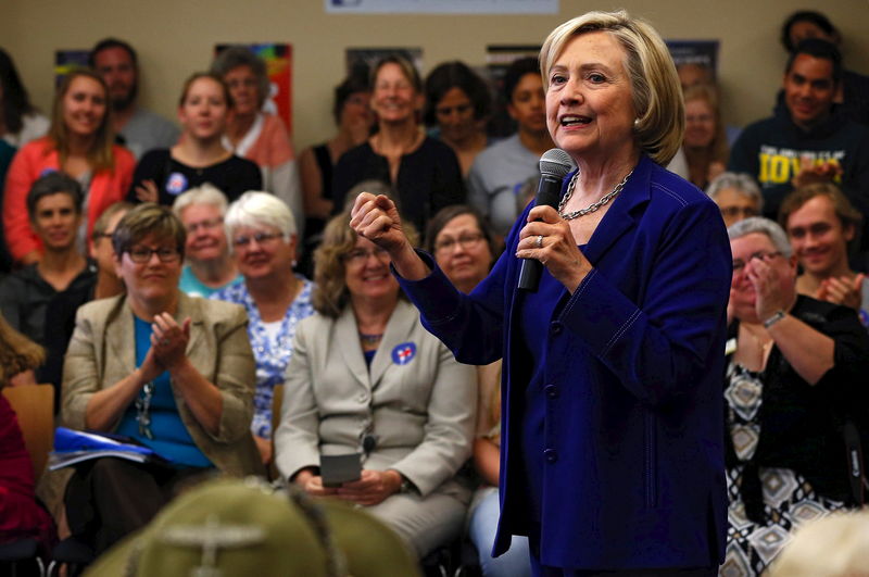 © Reuters. U.S. Democratic presidential candidate Hillary Clinton speaks to the media after a campaign event in Iowa City