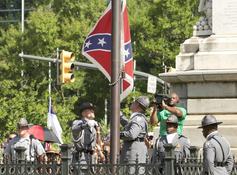 © Reuters. The Confederate battle flag is permanently removed from the South Carolina statehouse grounds during a ceremony in Columbia