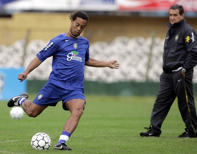 © Reuters. Brazilian striker Ronaldinho in action during a training session in Montevideo.