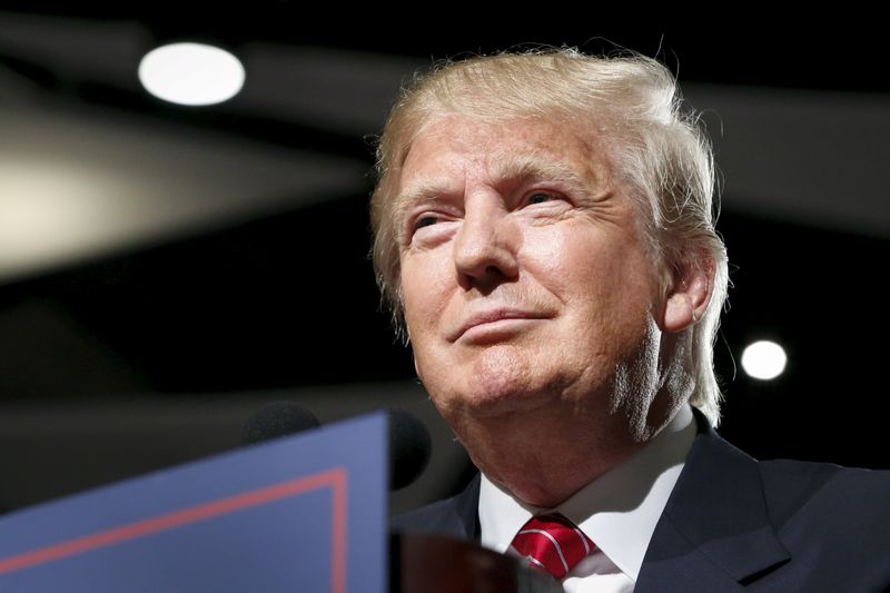 © Reuters. U.S. Republican presidential candidate Donald Trump holds a campaign event in Phoenix